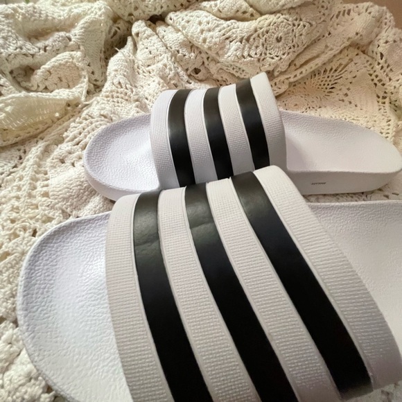 Size 10 white and blue Adidas sandals Synthetic upper
Slip-on
Round open toe - Picture 6 of 12